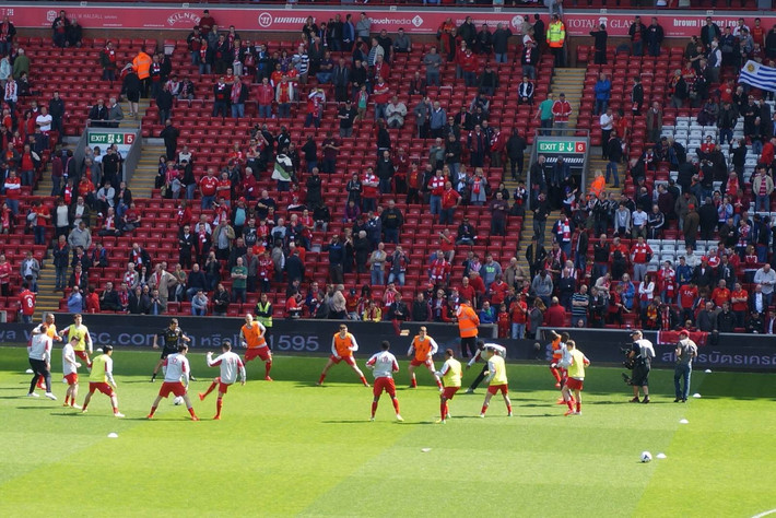 掘金约基奇三双末节爆发（约基奇斩获三双，末节发威助掘金）