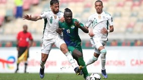 王楚钦香港机场疲惫不堪，高强度赛程下困意难掩（高强度征战后，王楚钦在香港机场难掩疲态）