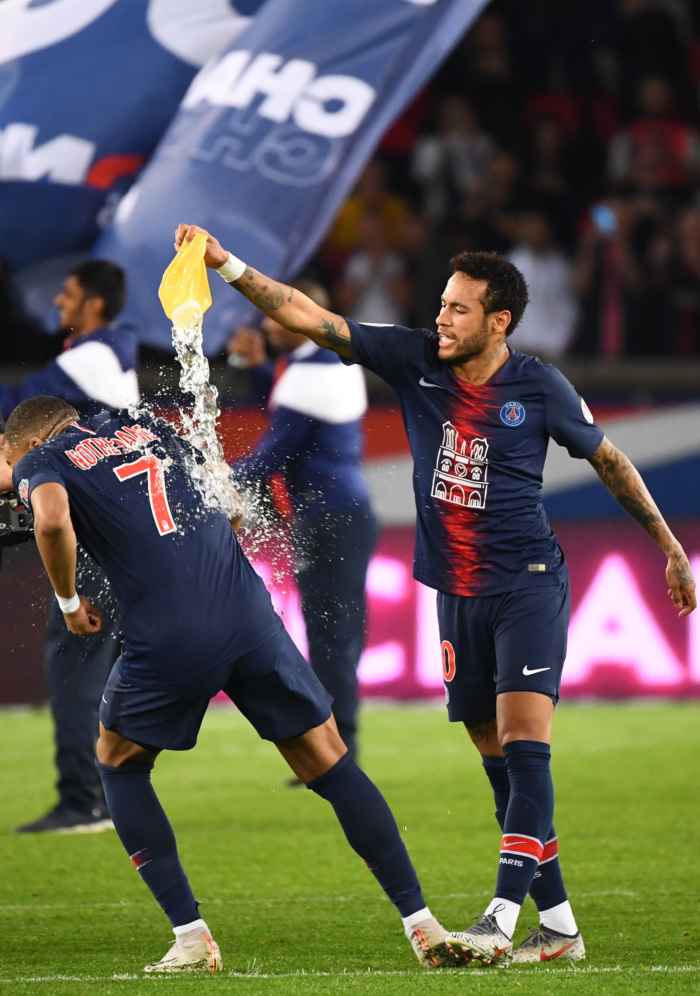 欧冠赛场精彩瞬间：巴萨2-0战胜国际米兰,（欧冠名场面：巴萨2-0力克国际米兰）