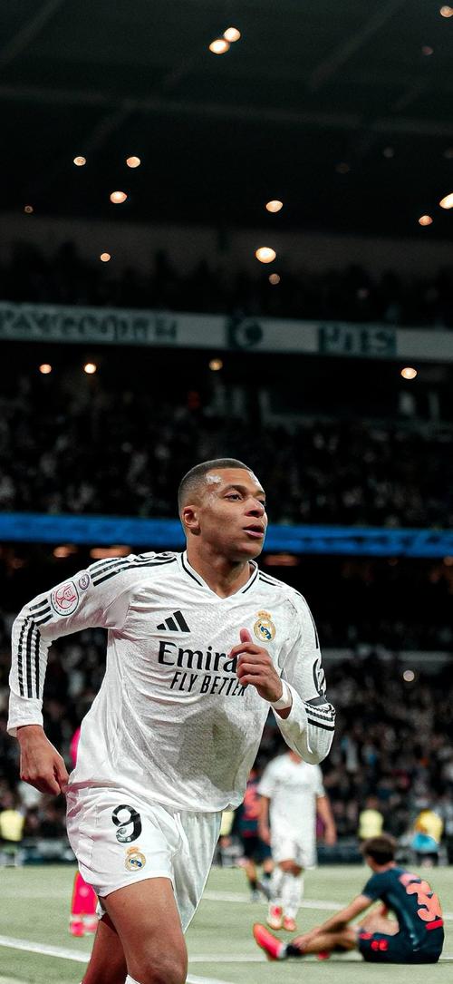 图片报：皇萨仁等豪门都在争夺16岁艾希霍恩，赫塔想和他续约（皇马巴萨拜仁等豪门竞逐16岁新星艾希霍恩，柏林赫塔欲续约留人）